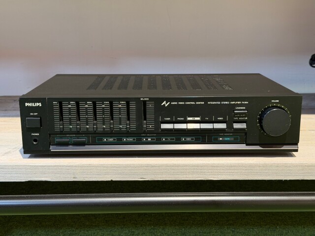 FA 564 Stereo Amplifier 040626-1